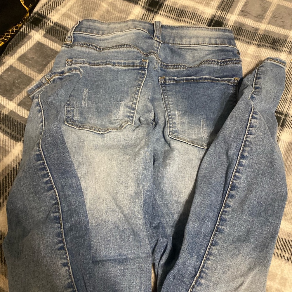 SO light wash high rise jeans!!